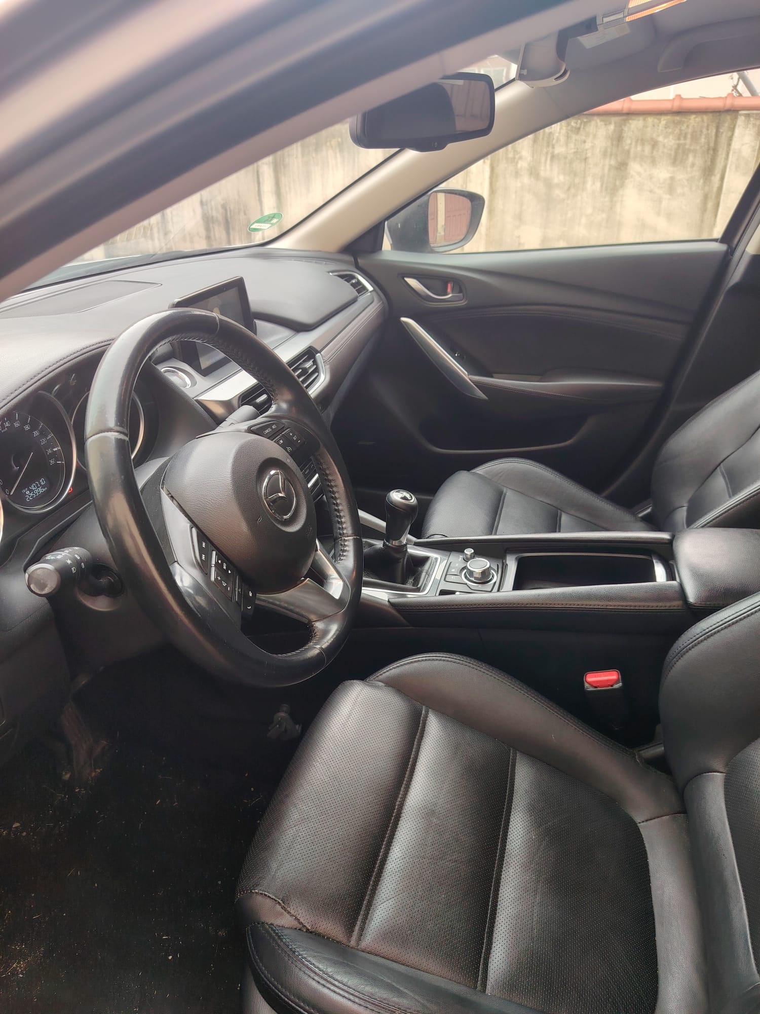 Cu cât vinde ANAF Cluj-Napoca un autoturism Mazda 6 din 2016 şi un BMW 320 D Cabrio 3