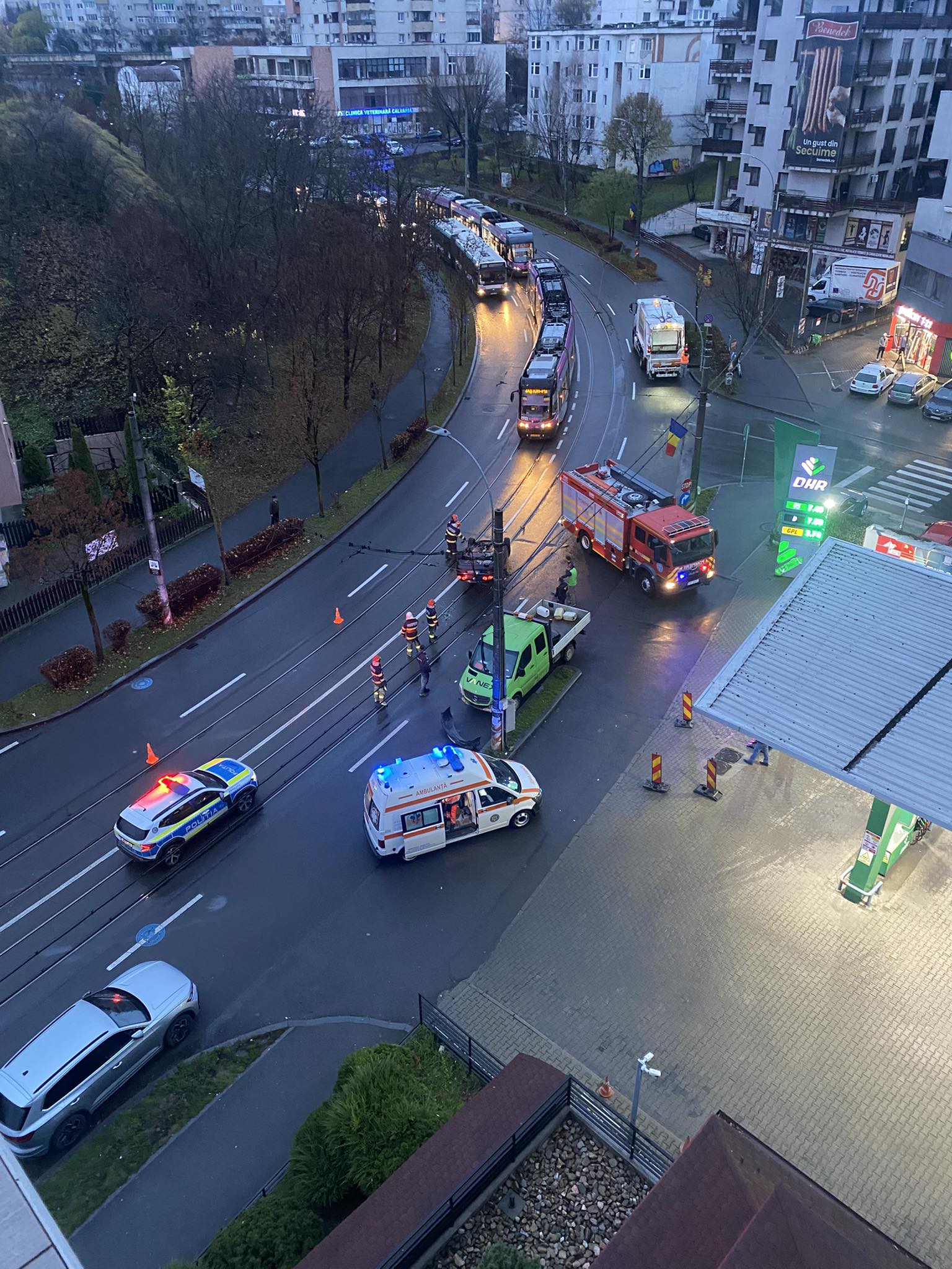 Beat la volan, un clujean s-a răsturnat cu mașina pe linia de tramvai în Plopilor 1
