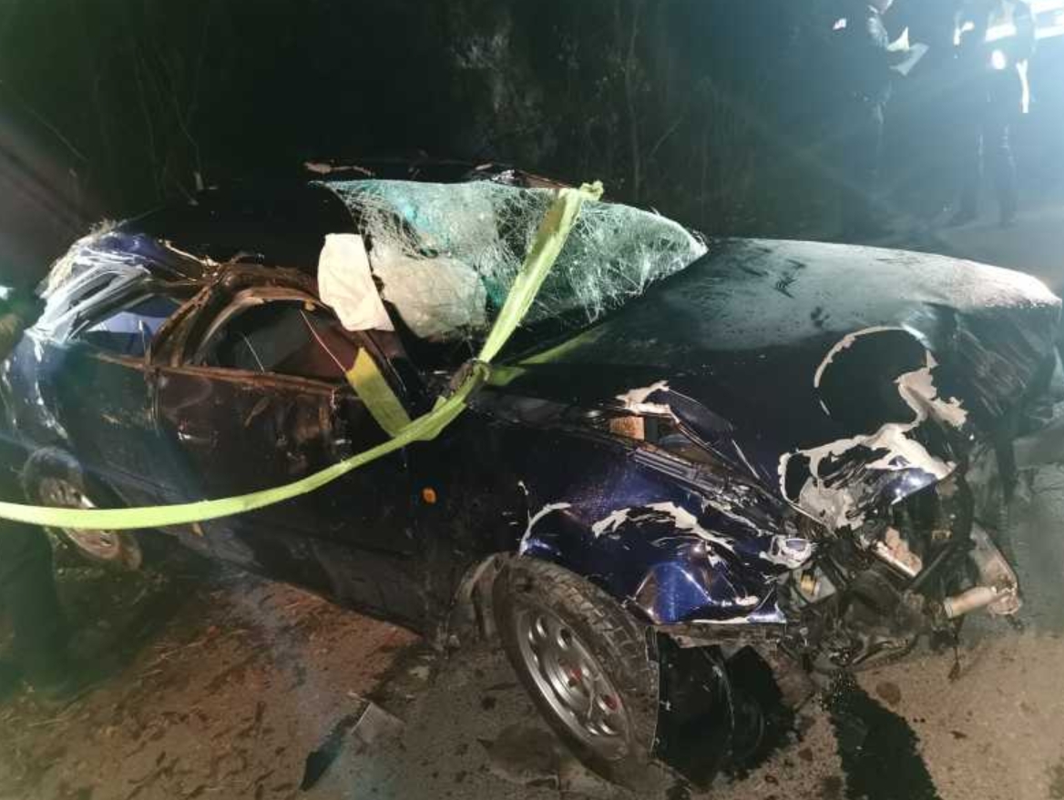 Sfârșit cumplit pentru un tânăr de 20 de ani din Cluj! A murit într-un teribil accident, după ce a căzut cu mașina în gol mai bine de 2 metri 2