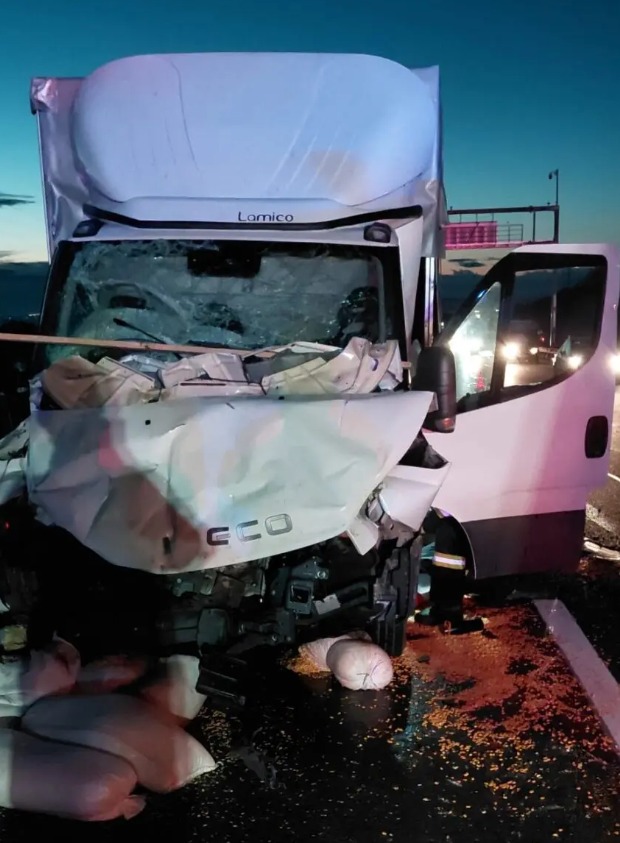 Cluj. Accident violent pe A3! Doi bărbați ajung la spital după un impact devastator între două autoutilitare. Ce spun polițiștii 1