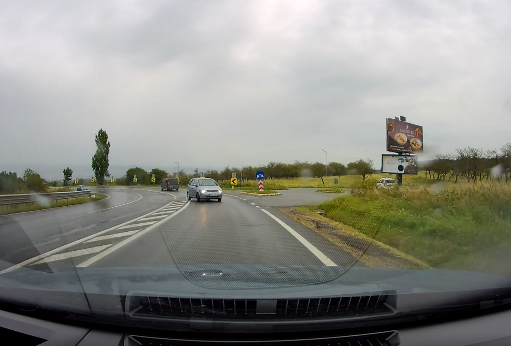 (Video) Cluj: Moment de groază pe Feleac. Un clujean a fost la un pas de impact frontal, după ce o mașină a intrat pe contrasens 1