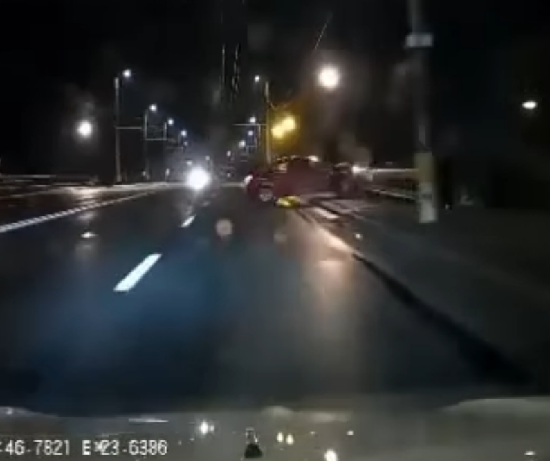 (Video) Cluj: Momentul când o mașină a rupt parapetul de la podul IRA și a rămas suspendată la zeci de metri înălțime. Șoferul era băut 1