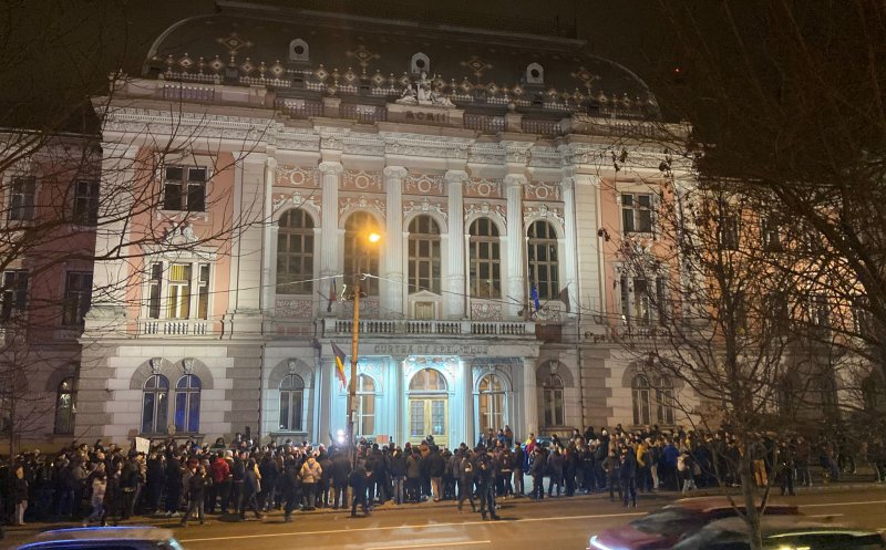 (Video) A treia noapte de proteste la Cluj. 'Nu sună Lia, sună România!" Peste 1.000 de clujeni au strigat pentru o Justiție independentă. Duminică urmează un marș pentru justiție 1