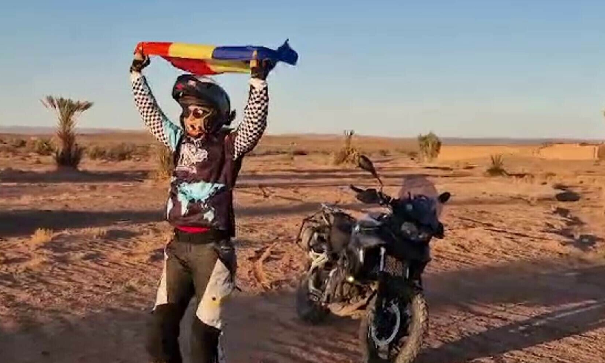 (Video) Doi soți au plecat din Cluj pe motocicletă și au ajuns în Sahara: ce i-a făcut să fluture tricolorul 4.000 km 1
