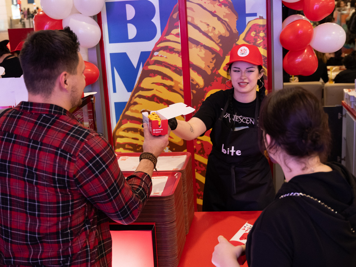 Corndogii coreeni au cucerit Clujul: peste 700 de oameni au stat la coadă pentru noul restaurant din Iulius Mall 3