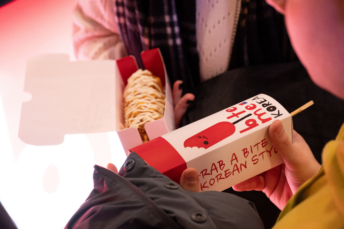 Corndogii coreeni au cucerit Clujul: peste 700 de oameni au stat la coadă pentru noul restaurant din Iulius Mall 4