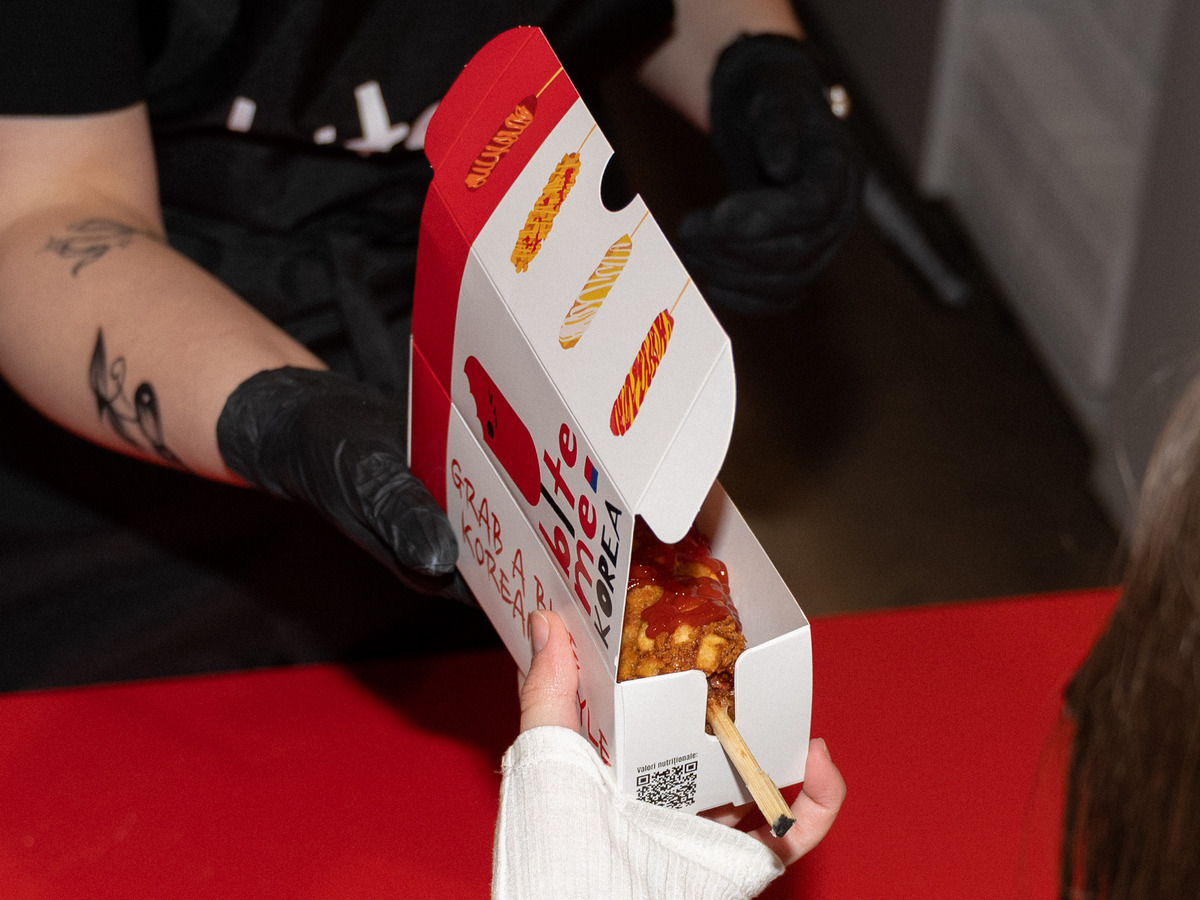 Corndogii coreeni au cucerit Clujul: peste 700 de oameni au stat la coadă pentru noul restaurant din Iulius Mall 2