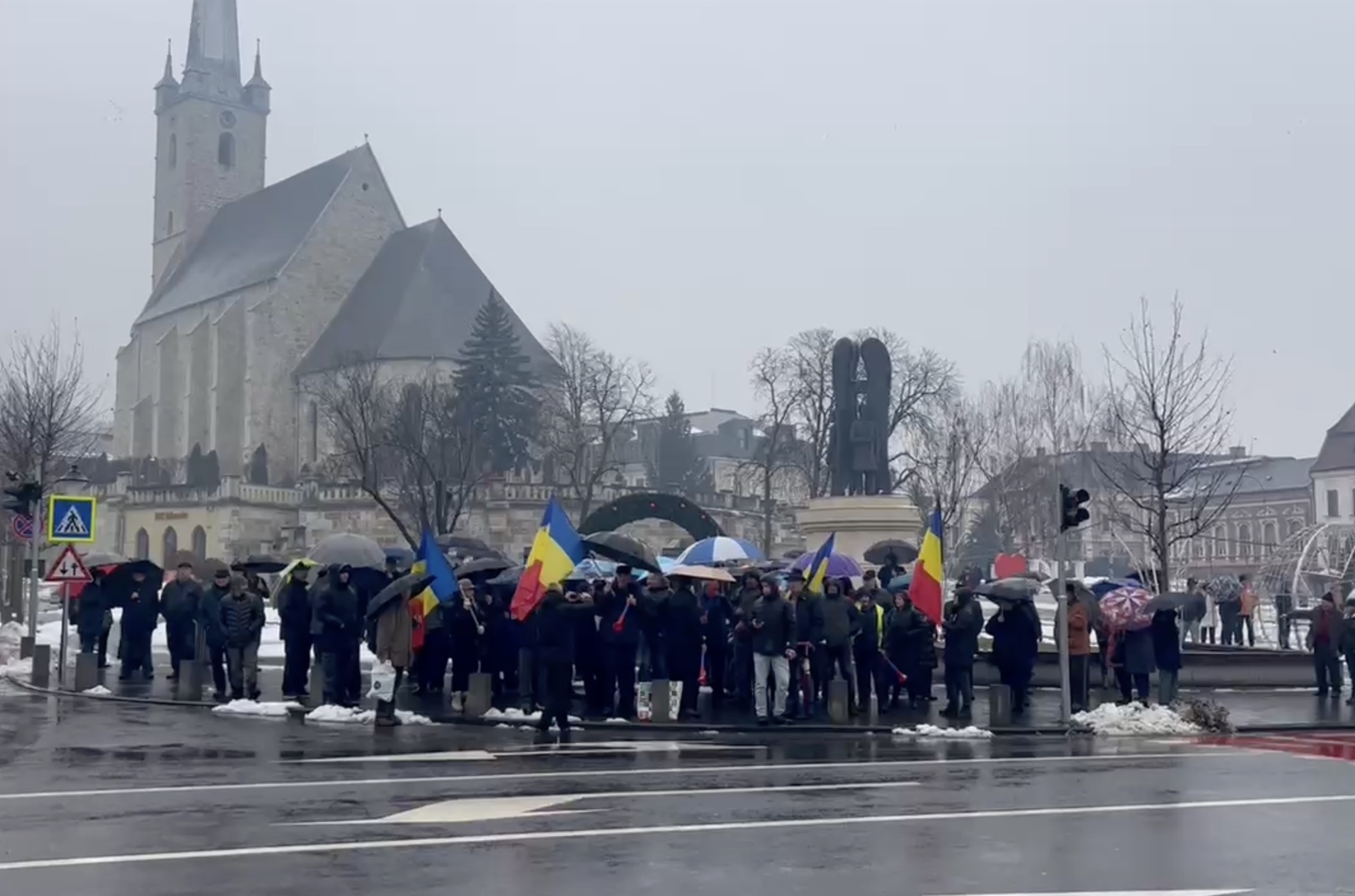 (Video) Impozitele mărite scot oamenii în stradă în Cluj: proteste în Baciu și Dej, cu aceleași întrebări despre „cine decide” și „cine plătește” 1