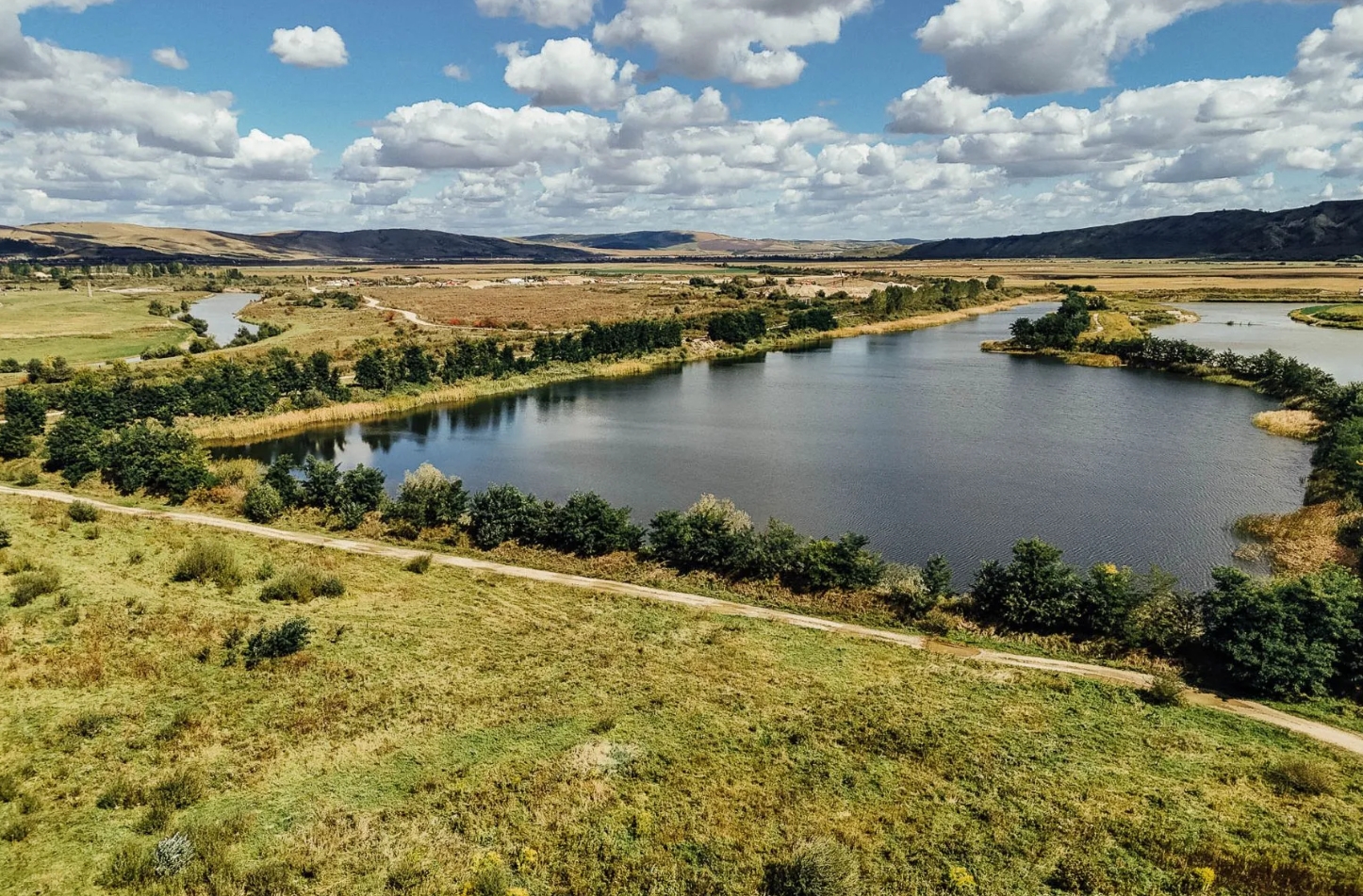 O bijuterie naturală din Cluj a fost scoasă la vânzare. Cât cere proprietarul pentru lacul privat și domeniu de 20 de hectare 3