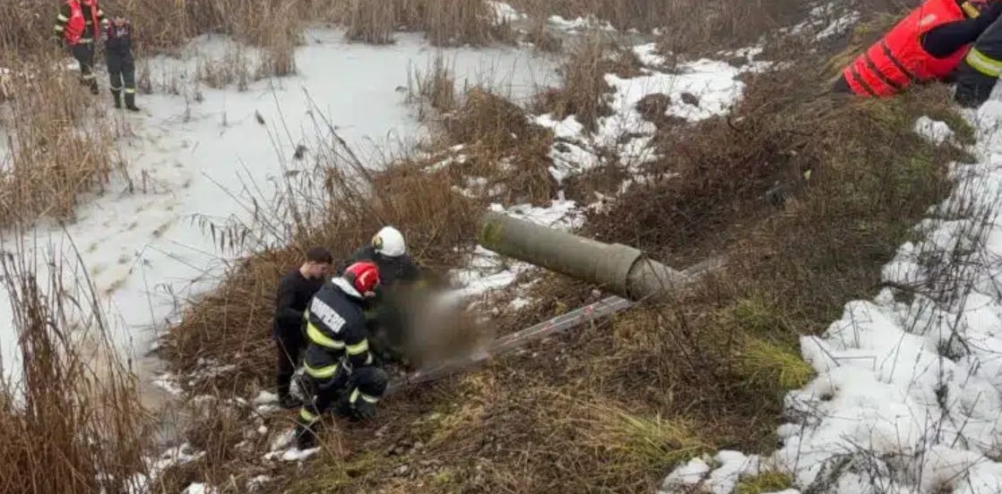 A mers 20 de metri pe gheață ca să prindă rațe… apoi s-a rupt totul: salvare dramatică într-un lac din Turda 1