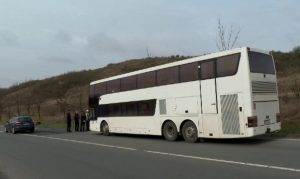 Autocar oprit pe marginea drumului după incidentul în care o elevă a căzut în mers
