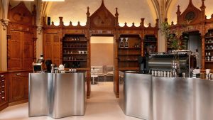 Interiorul cafenelei Laboratorium din Cluj, amenajată într-o fostă farmacie din 1893