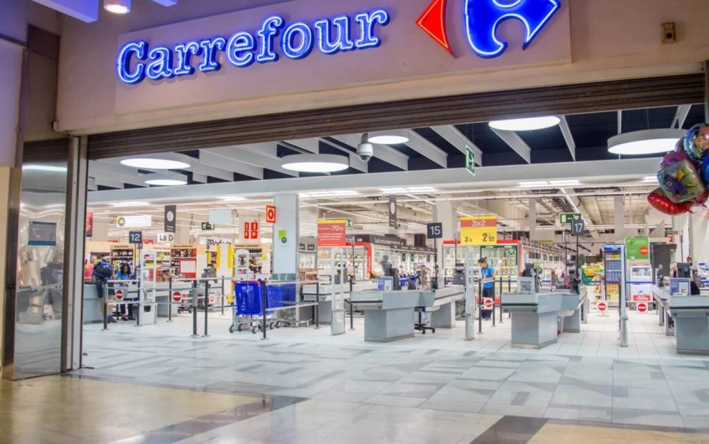 Angajat pregătind comenzi într-un magazin Carrefour din România