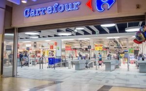 Angajat pregătind comenzi într-un magazin Carrefour din România