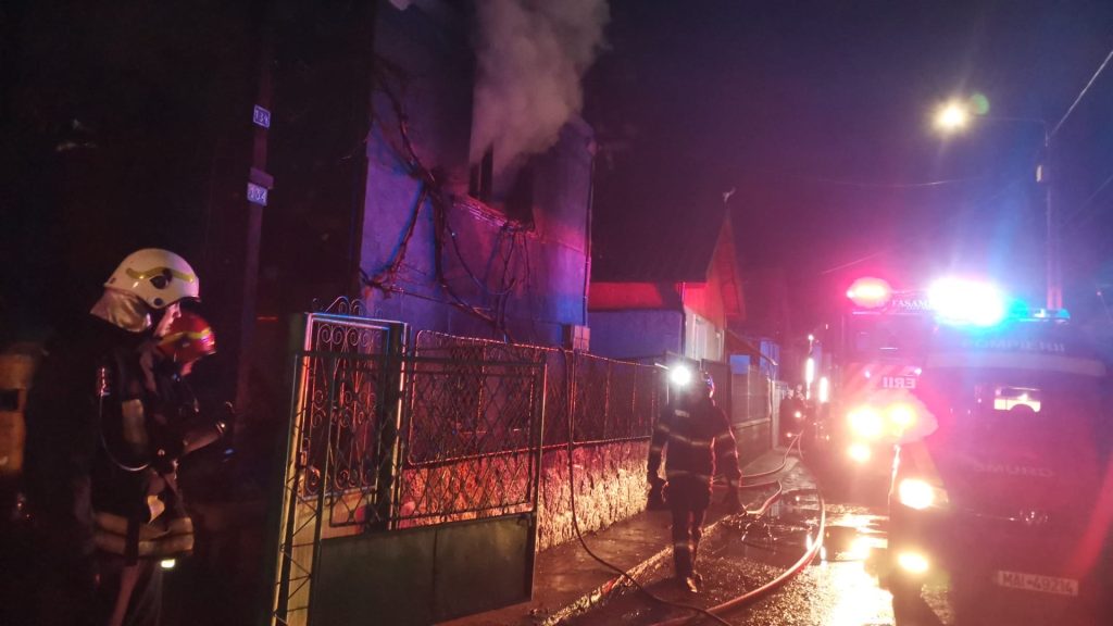 Pompieri intervenind la incendiul izbucnit într-o locuință din Viștea, județul Cluj