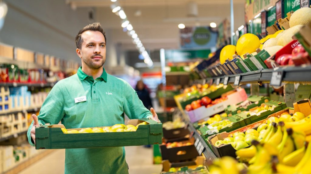 Salarii Lidl Cluj. Angajați Lidl la casă într-un magazin din România