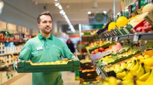 Salarii Lidl Cluj. Angajați Lidl la casă într-un magazin din România