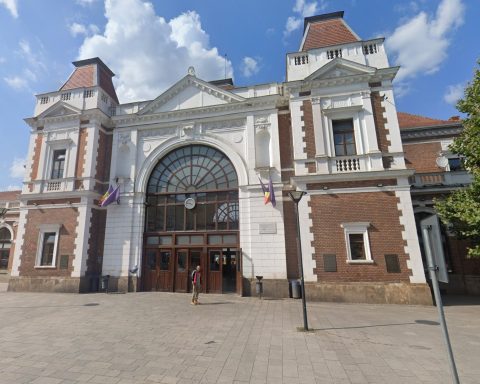 Gara Cluj-Napoca și zona de transport public din apropiere