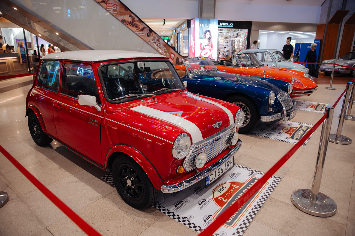 Ferrari, Porsche și Ford Mustang, o parte dintre autovehiculele de colecție expuse la Iulius Mall Cluj, în cadrul „Classic Car Show” 1