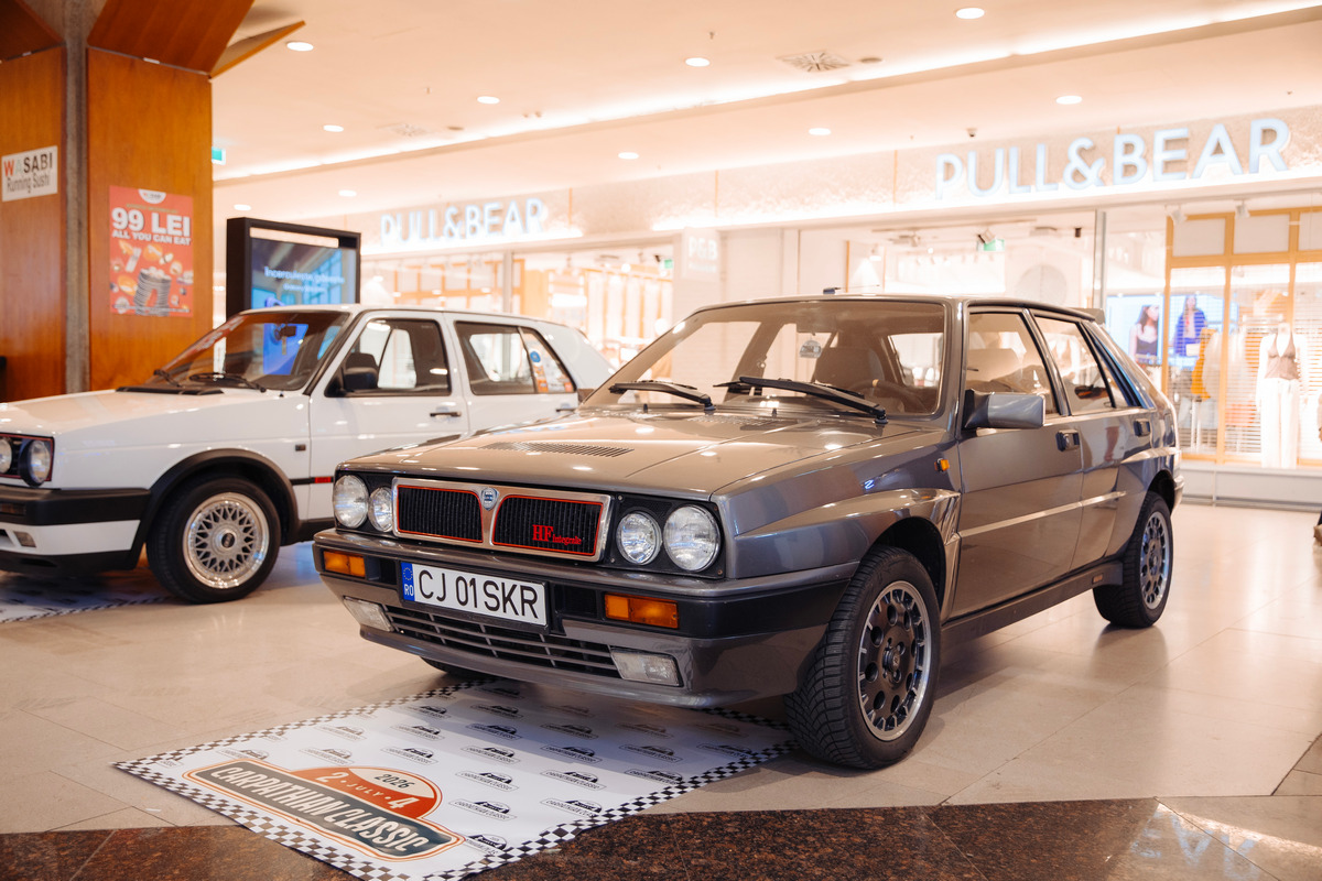 Ferrari, Porsche și Ford Mustang, o parte dintre autovehiculele de colecție expuse la Iulius Mall Cluj, în cadrul „Classic Car Show” 2