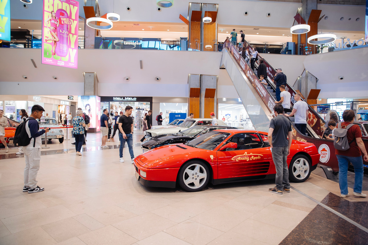 Ferrari, Porsche și Ford Mustang, o parte dintre autovehiculele de colecție expuse la Iulius Mall Cluj, în cadrul „Classic Car Show” 3
