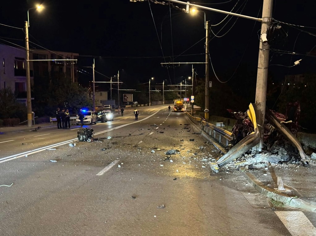 (Foto) Șofer de 33 de ani mort în Cluj-Napoca, după ce mașina a lovit un stâlp. Motorul a fost aruncat la circa 50 de metri 5