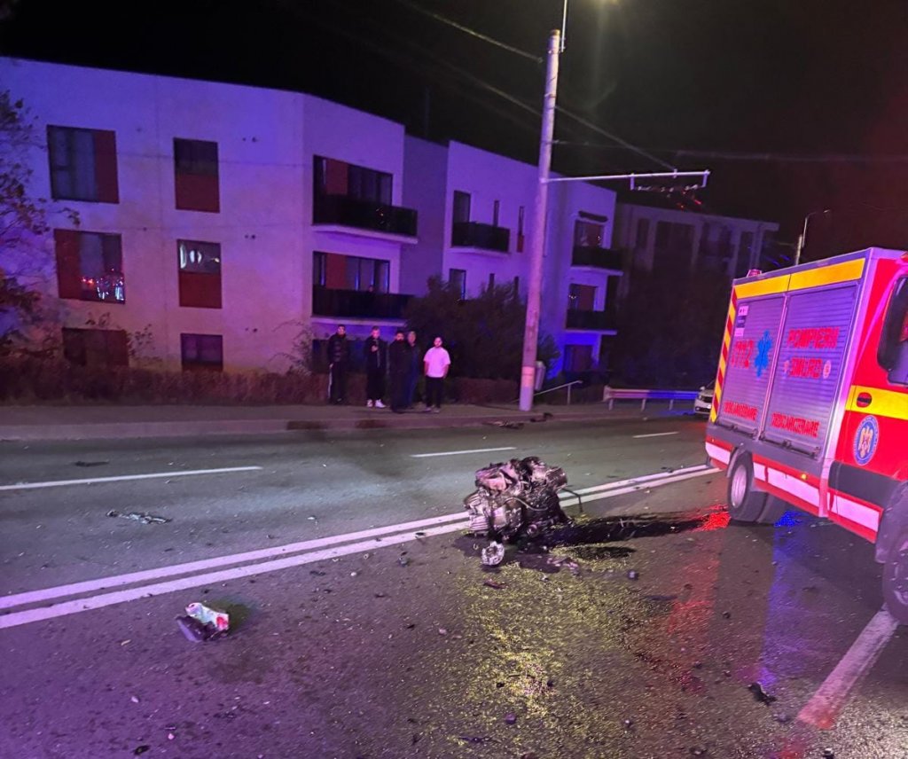 (Foto) Șofer de 33 de ani mort în Cluj-Napoca, după ce mașina a lovit un stâlp. Motorul a fost aruncat la circa 50 de metri 3
