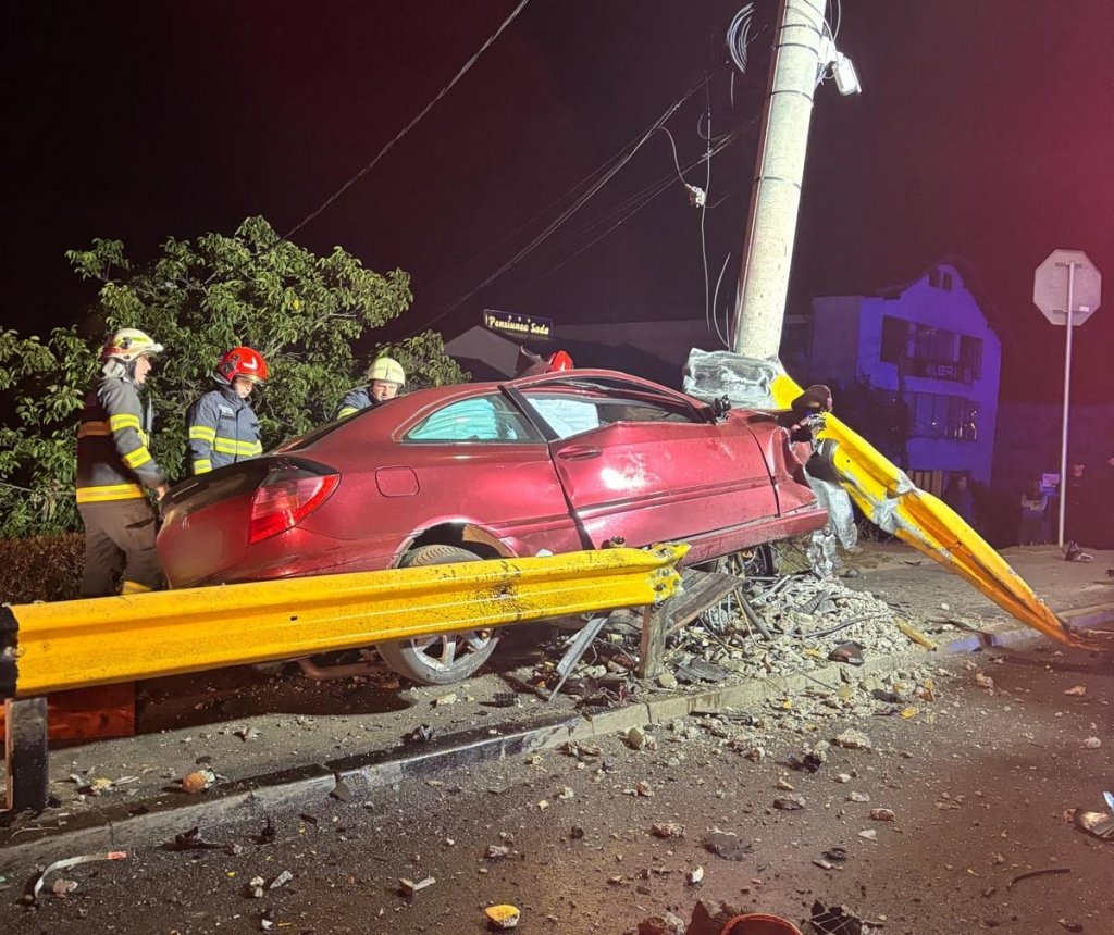 (Foto) Șofer de 33 de ani mort în Cluj-Napoca, după ce mașina a lovit un stâlp. Motorul a fost aruncat la circa 50 de metri 2