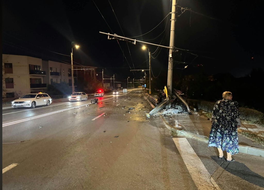 (Foto) Șofer de 33 de ani mort în Cluj-Napoca, după ce mașina a lovit un stâlp. Motorul a fost aruncat la circa 50 de metri 4