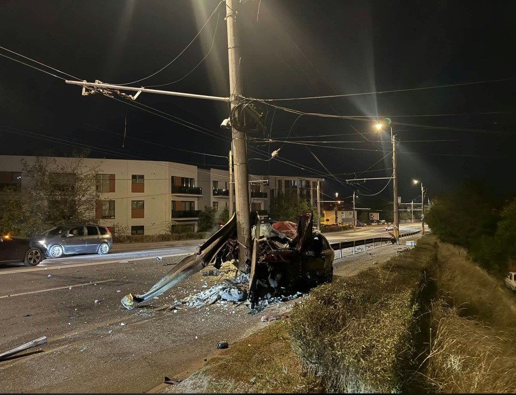 (Foto) Șofer de 33 de ani mort în Cluj-Napoca, după ce mașina a lovit un stâlp. Motorul a fost aruncat la circa 50 de metri 6