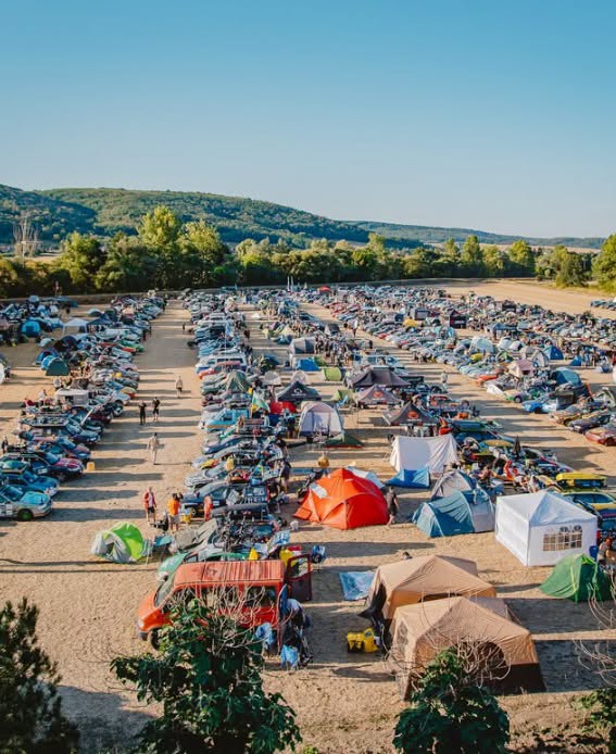 (Foto) Ce sunt sutele de mașini ciudate care traversează nordul Transilvaniei. Au numere de concurs și vin din toată Europa 4