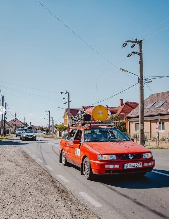 (Foto) Ce sunt sutele de mașini ciudate care traversează nordul Transilvaniei. Au numere de concurs și vin din toată Europa 1