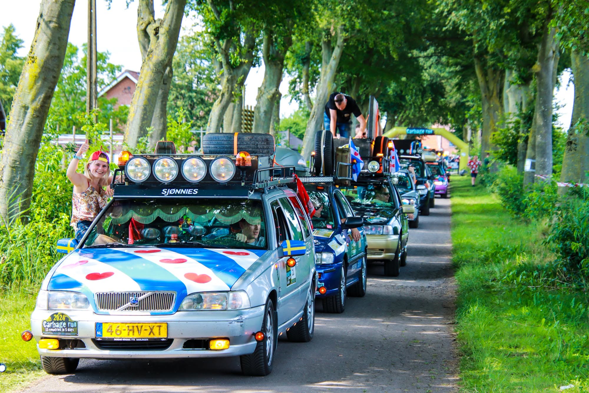 (Foto) Ce sunt sutele de mașini ciudate care traversează nordul Transilvaniei. Au numere de concurs și vin din toată Europa 2