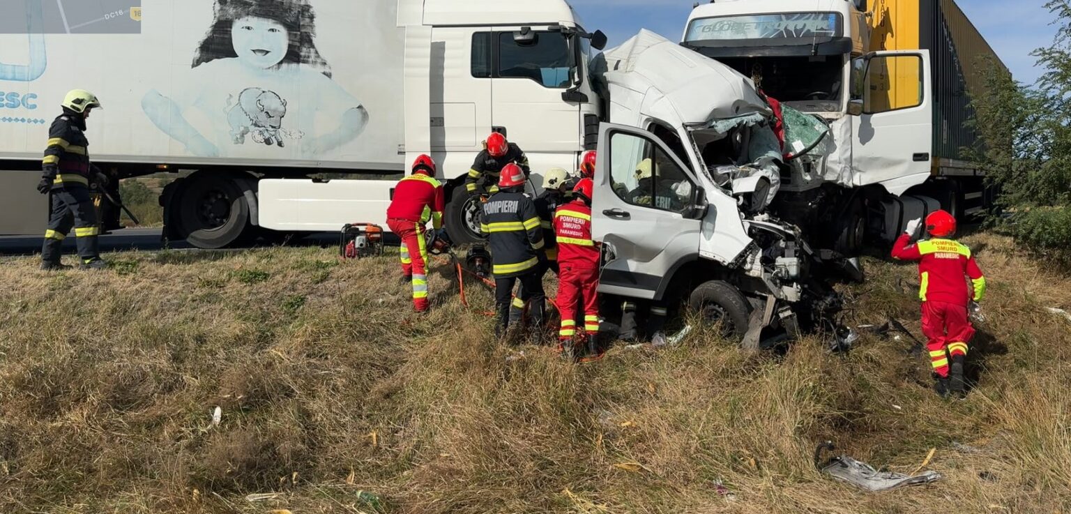 Două femei au murit într-un accident pe DN6, după ce microbuzul în care se aflau a fost prins între 2 TIR-uri 2