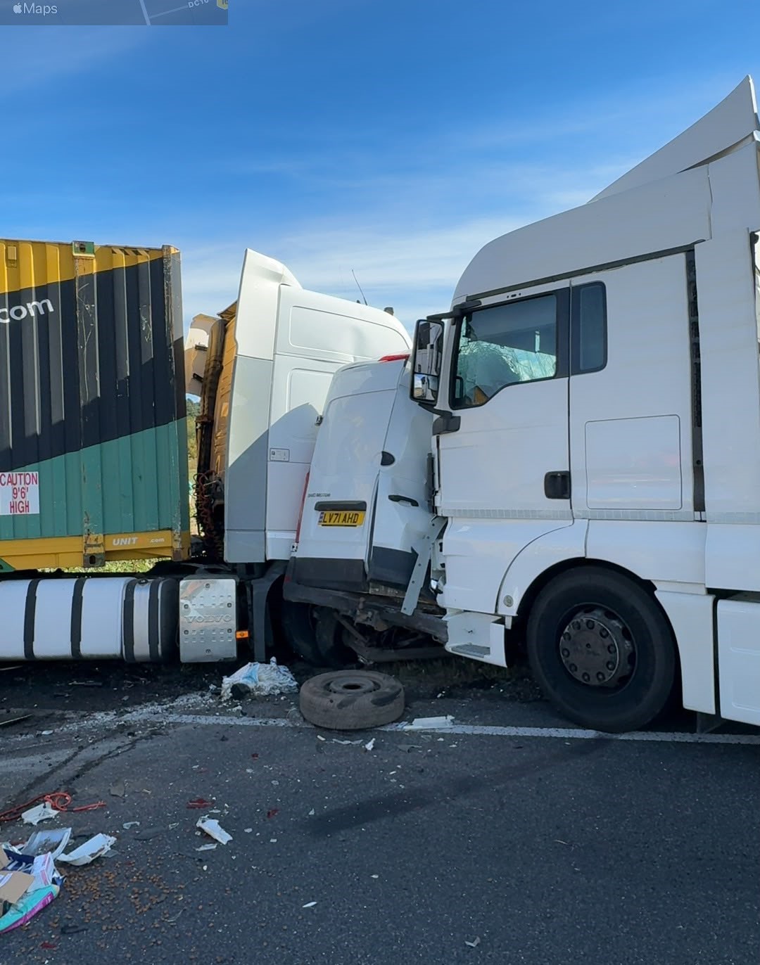 Două femei au murit într-un accident pe DN6, după ce microbuzul în care se aflau a fost prins între 2 TIR-uri 1