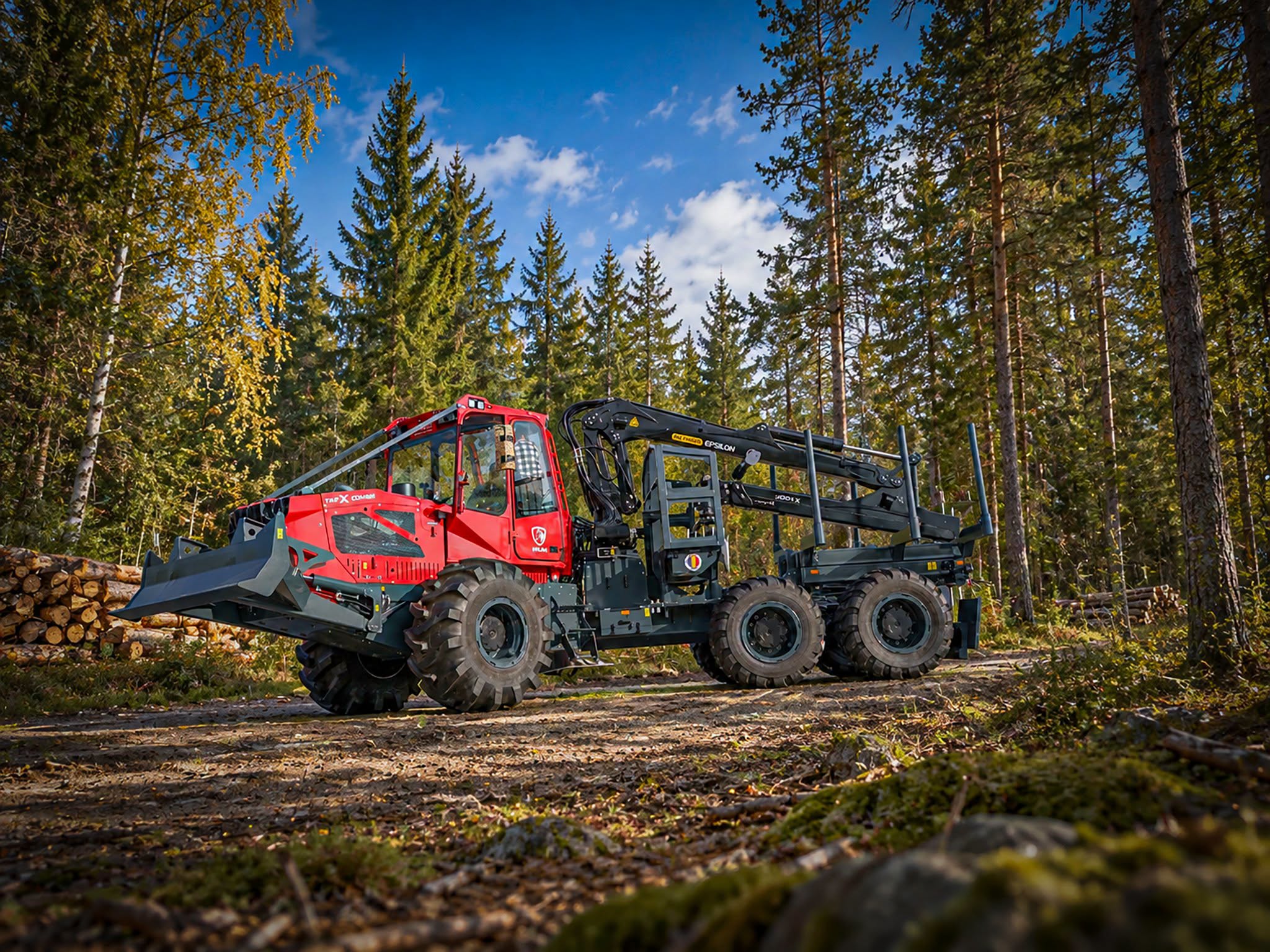 O fabrică din Transilvania, înființată acum 73 de ani, surprinde la un târg internațional din Germania. A construit un tractor forestier cu o dotare neobișnuită 1