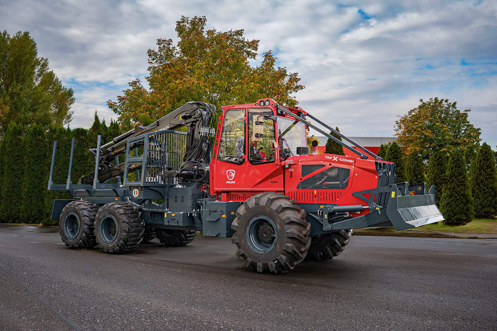 O fabrică din Transilvania, înființată acum 73 de ani, surprinde la un târg internațional din Germania. A construit un tractor forestier cu o dotare neobișnuită 3
